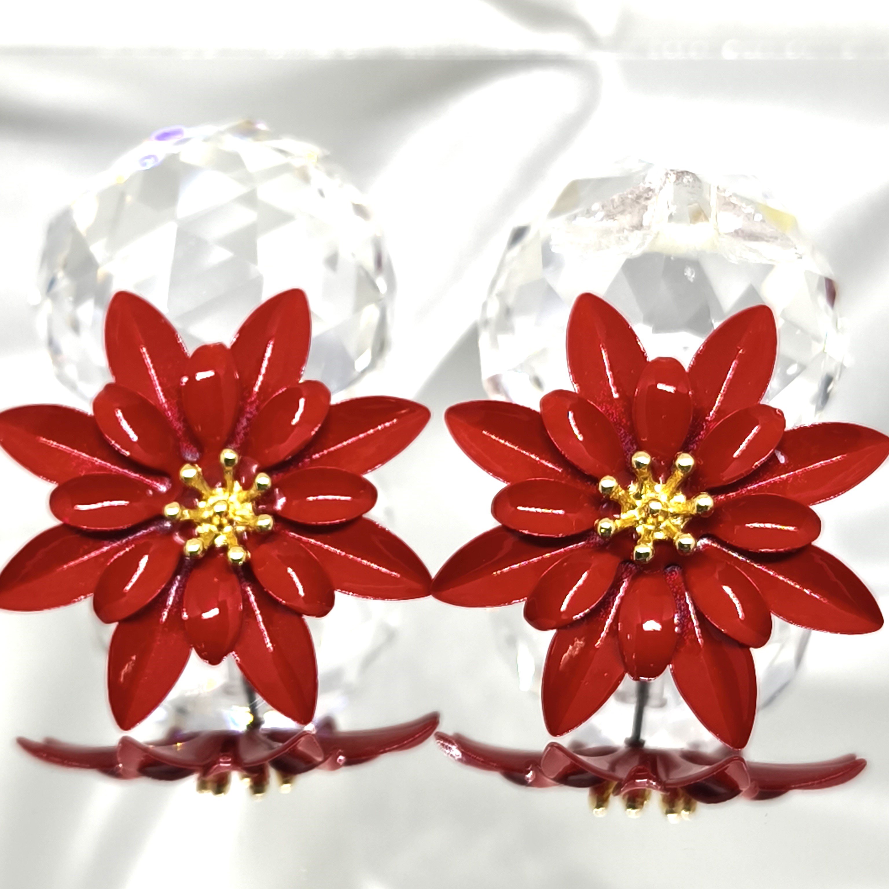 ORTASI GOLD DETAYLI KIRMIZI 2 KATLI ÇİÇEK KÜPE 3,5X3,5 CM