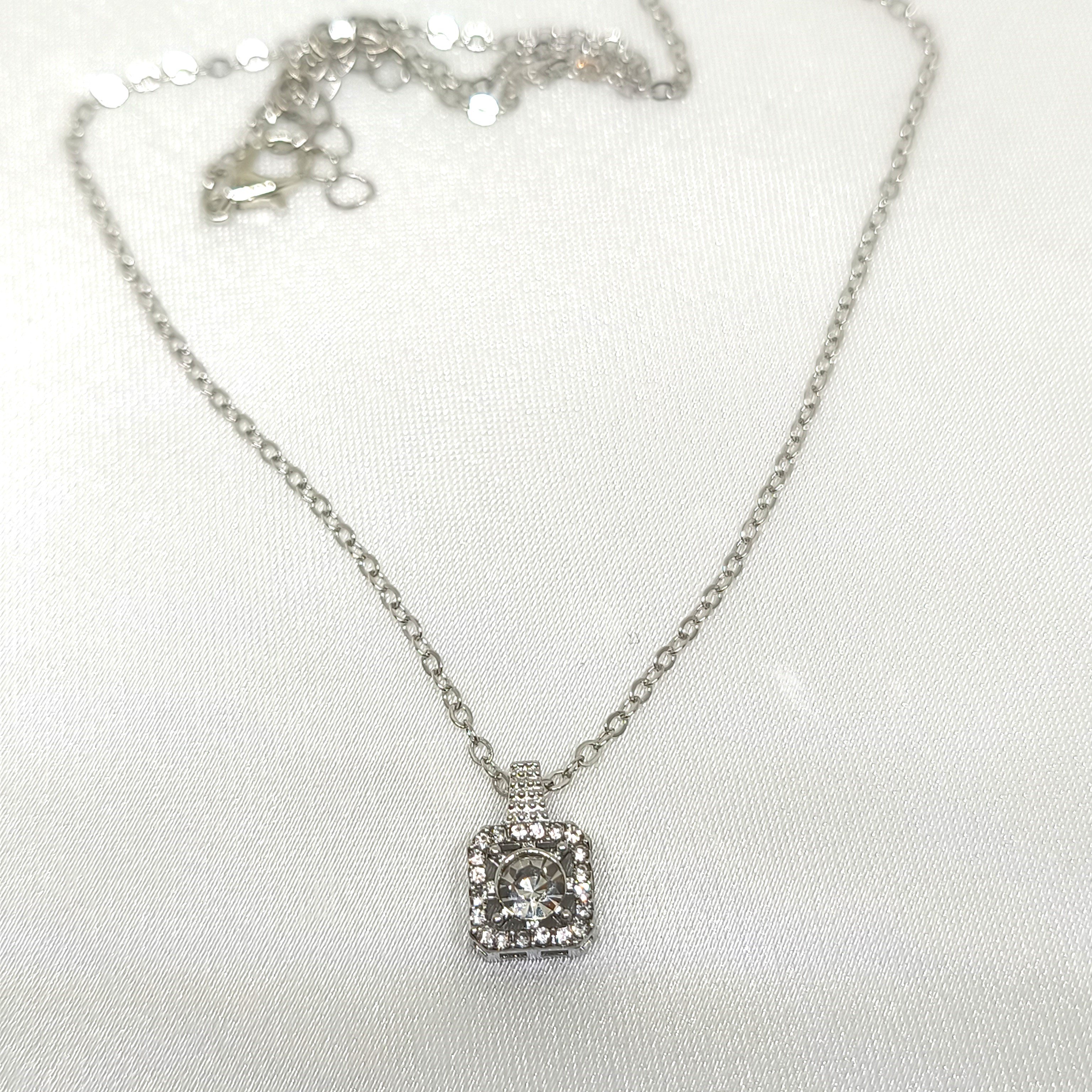 YAPAY ELMAS TAŞLI ZARİF GÖZALICI KARE PASLANMAZ ÇELİK KOLYE