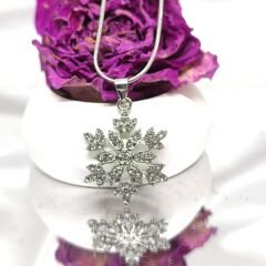 YAPAY ELMAS TAŞLI GÖZALICI KAR TANESİ KOLYE -YILBAŞI KOLYESİ