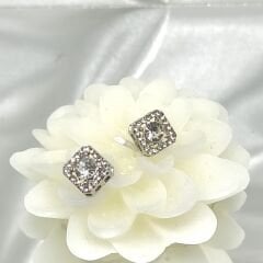 YAPAY ELMAS TAŞLI ZARİF GÖZALICI KARE PASLANMAZ ÇELİK KÜPE