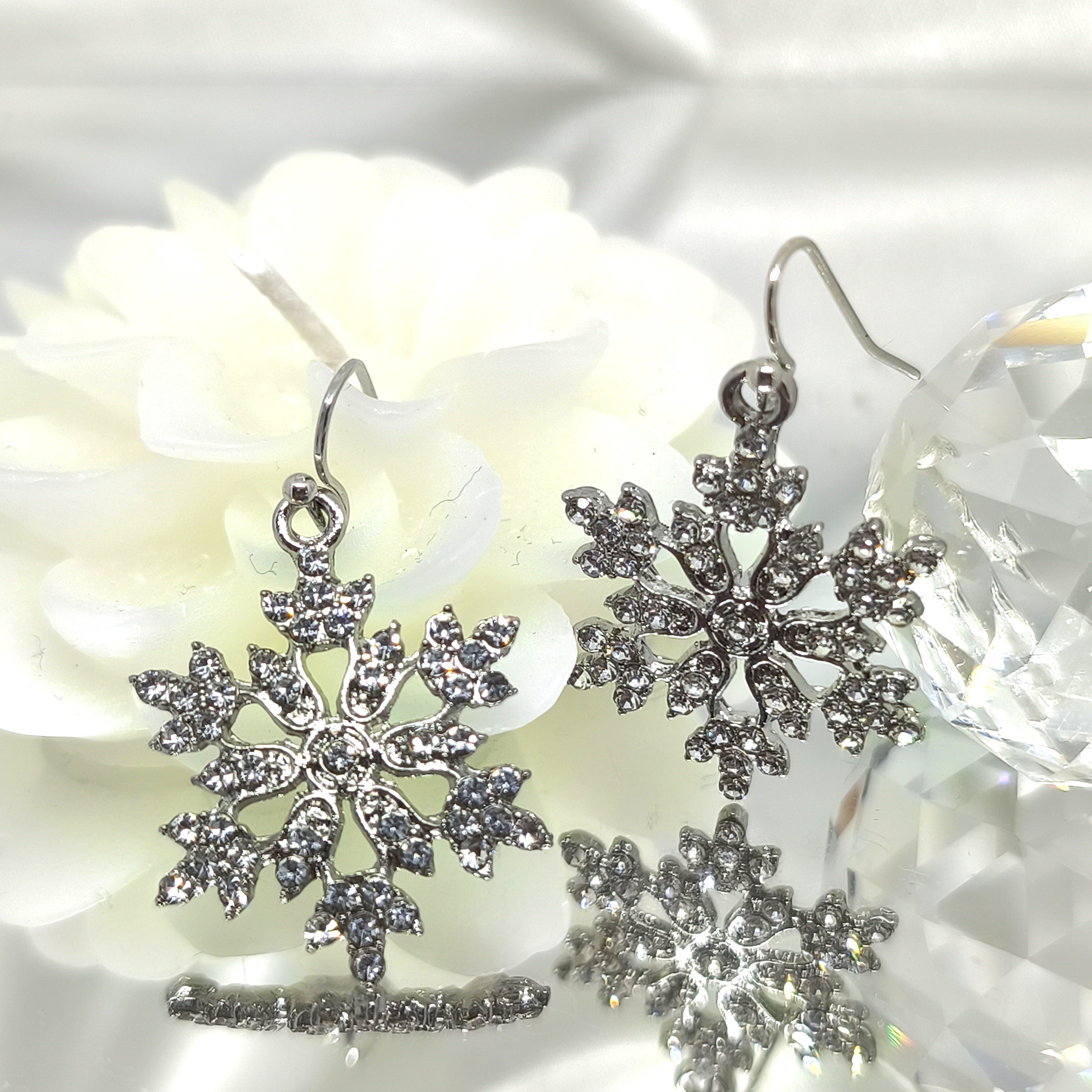 YAPAY ELMAS TAŞLI GÖZALICI KAR TANESİ SILVER  KÜPE -YILBAŞI KÜPESİ