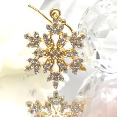 YAPAY ELMAS TAŞLI GÖZALICI KAR TANESİ GOLD KÜPE -YILBAŞI KÜPESİ