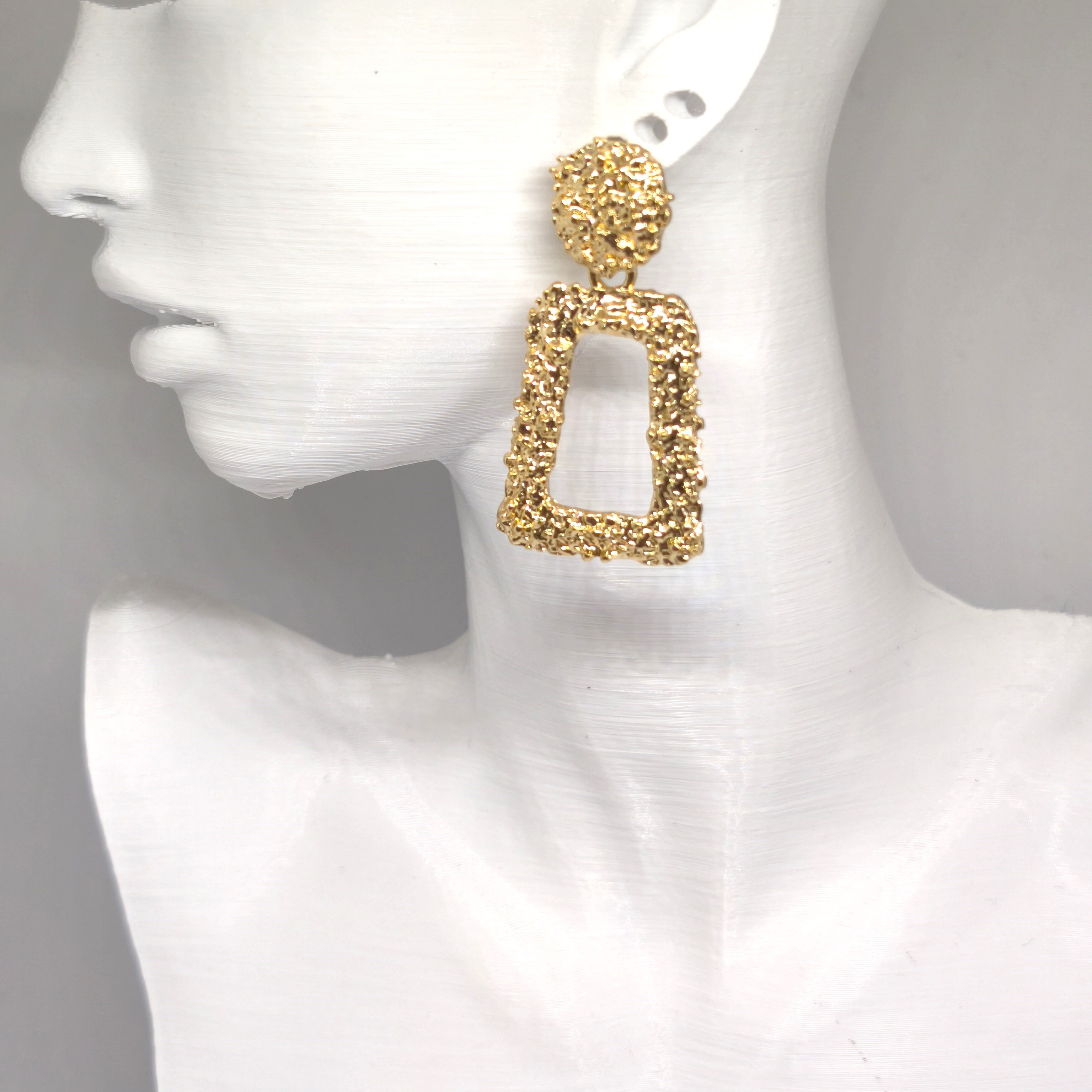 ZARİF GEOMETRİK 18K ALTIN KAPLAMA SALLANTILI GOLD  KÜPE 4,5 X2,5 CM