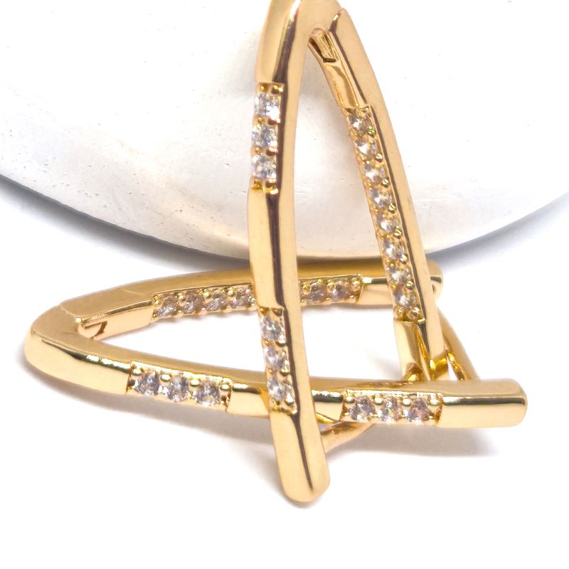 18 AYAR ALTIN KAPLAMA ŞIK V ŞEKİLLİ ZARİF TAŞLI GOLD MODERN KADIN KÜPE