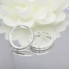 GÜMÜŞ KAPLAMA PARILTILI HALKA KÜPE