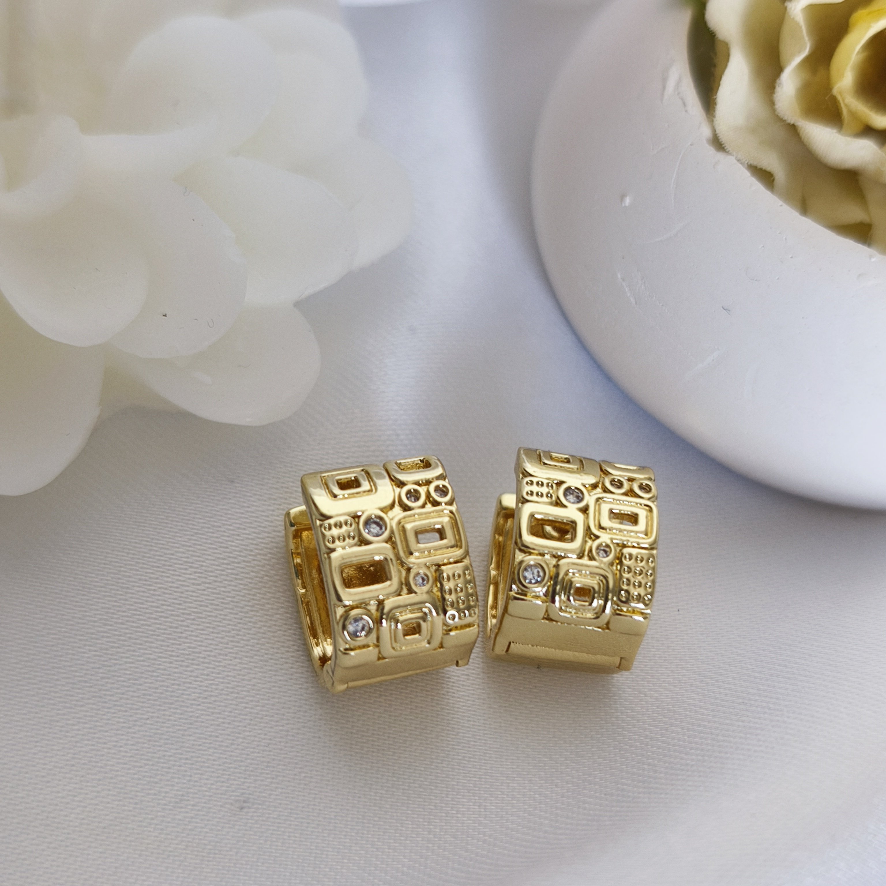 ALTIN KAPLAMA BAKIR VINTAGE EL İŞLEMELİ SENTETİK ZİRKON TAŞLI GOLD KADIN KÜPE